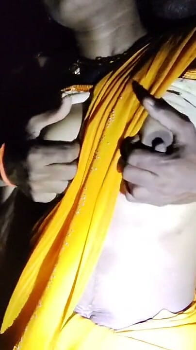 Sexywife: Indiancă sexy Kamwali Bai romantism în sari galben