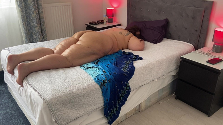 Zina Gabon: Ateşli Seksi Irklararası Yağ Masajı.
