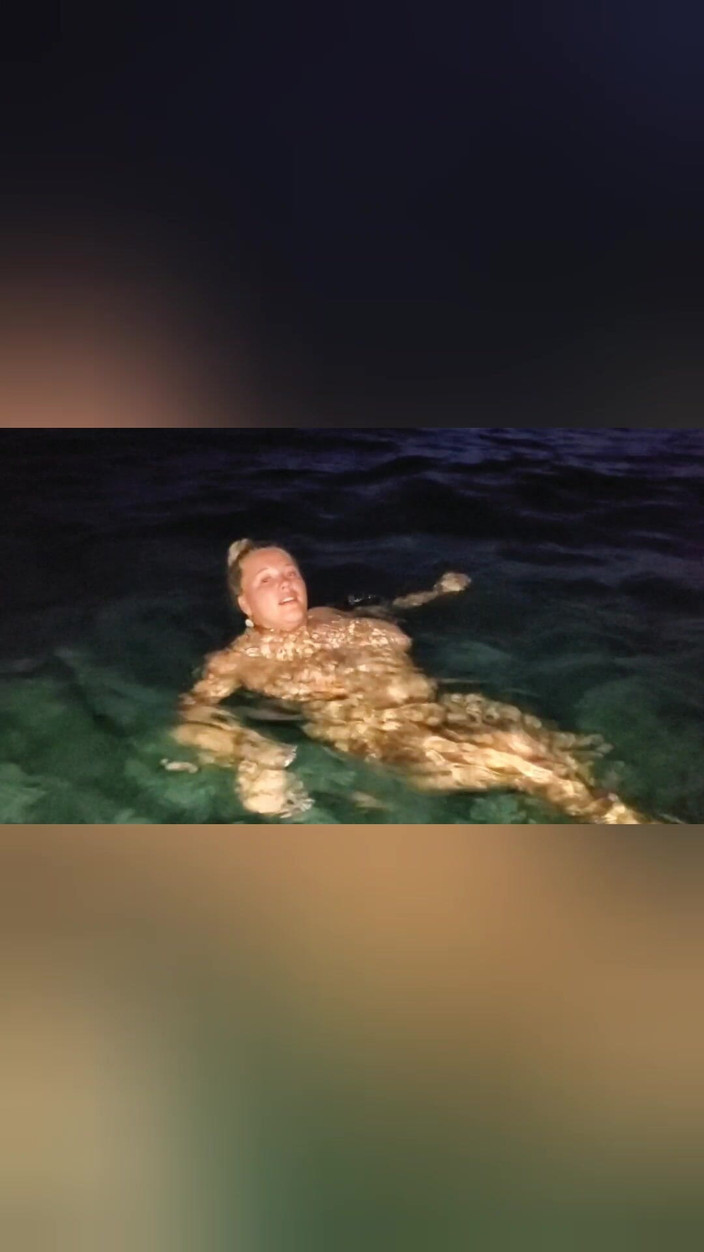 Annabelle Rogers: Une fille mince se fait tremper la nuit dans la...