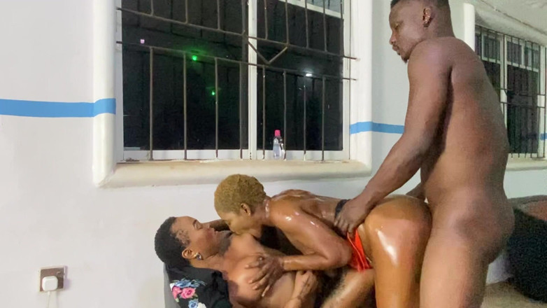 SugarNSpice01: Nachytal jsem mého manžela a našeho uklízeče salonku při šukání a...