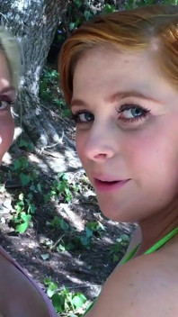 Si rambut merah comel Penny Pax bercium sensual dengan Christie Stevens!