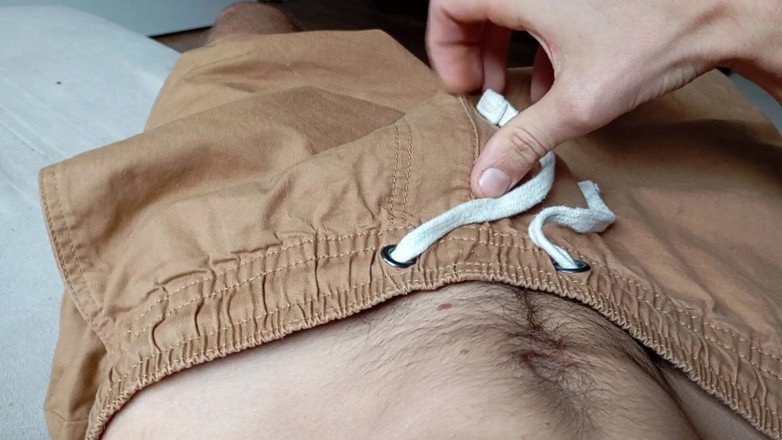 Elvissc: 사정 후 정액으로 가득 찬 자지를 가진 남자 나는 그의 스테인드 바지로 거리로 나갔어