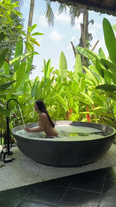 Princess Monica: Menjadi liar dengan saya dalam mandian hutan bertetek bogel