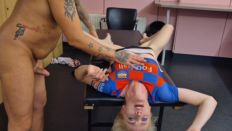 ScarlettStClaire: チアリーダーはサッカー選手のチンポをディープスロートするのが好きです