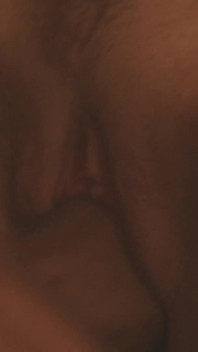 Sexy letová scéna 2 brunetky booties šukají s velkým ptákem, dokud se nevystříkají nahoře