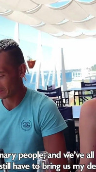 Swinger çiftler eş değişimi için buluşuyor ve aynı kanepede tutkulu bir şekilde sevişiyor