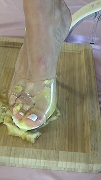 Ich zerquetschen bananen mit meinen schönen beinen in high heels