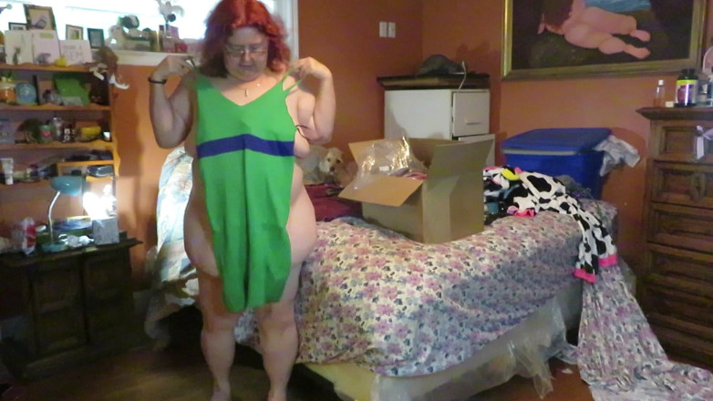 BBW nurse Vicki adventures with friends: Zkoušení nových šatů, které přišly v mailu, aby se s vámi...