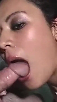 プールの赤ん坊は、しゃぶるために小さなペニスを持つ男を見つける