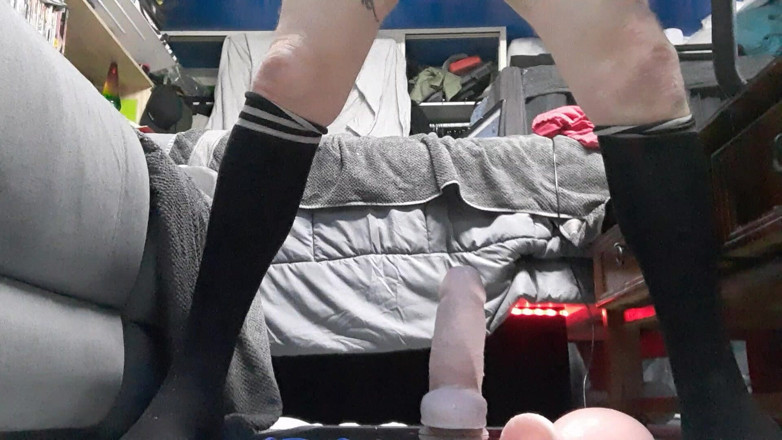 Ryan743: Kerusi seks melantun dengan dildo besar
