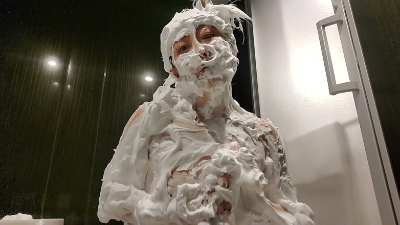 Mayumi Kanzaki: มาเล่นด้วยกันโดยใช้โฟมโกนหนวดกันเถอะ