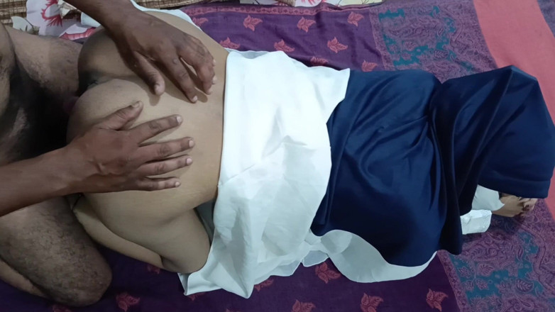 Dearshivani: ヒジャブの女の子が大学から帰って義理の兄に抱かれている