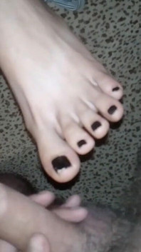 Fodendo os pés ignorantes mais sexy da minha vida. Gamer girl me ignora, enquanto ela joga.