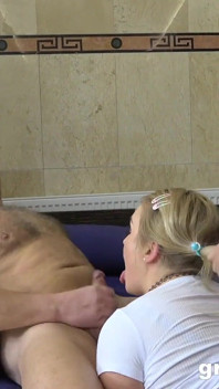 Une jolie blonde séduite chez Grand-parents