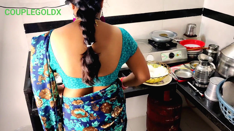 Sexy Komal: Sexo en la cocina: la madrastra está sentada para comer...