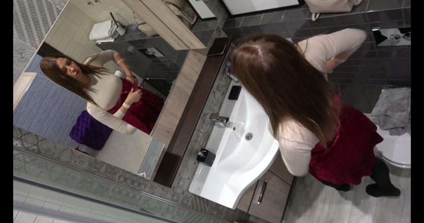 Milfs and Teens: 赤毛の熟女は若い男とのデートの準備をしている