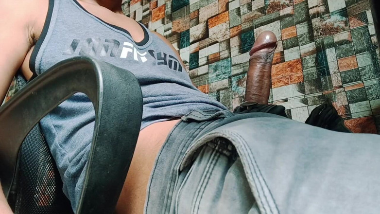 Hornyboy2058: Ogromny kutas gnije pod ciasną bielizną wojskową