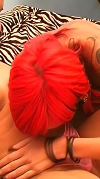 Awek berambut merah panas menjilat pepek basah si rambut coklat