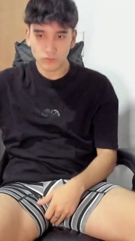 Chico Latino Masturbandose Mientras Fuma