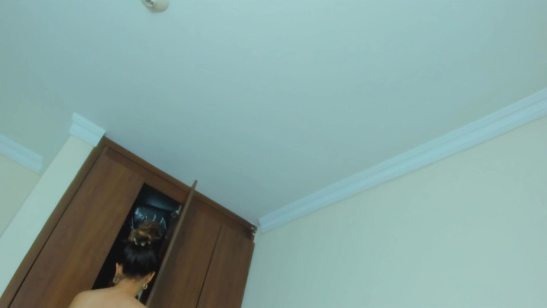 Latin webcam: 大人の女性が素晴らしいお尻を持ち、自分の部屋で容赦なく抱いてほしいと言う