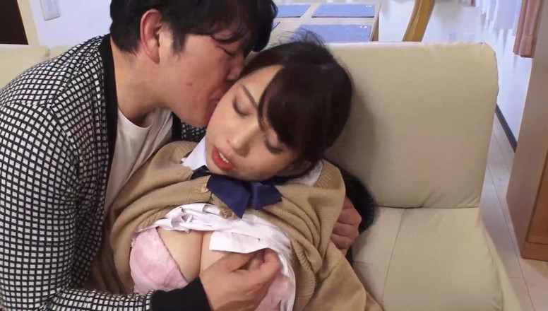 Raptor Inc: 내가 나가서 옷장에 숨을 수 없을 때, 배다른 여동생이 자지를 빨아보는 걸 봤어. 그녀의 남친은 그것을 알아차리고.