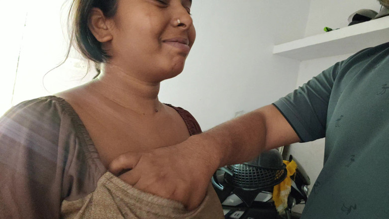 Premi pooja: Tu as lentement embrassé les seins de bhabhi et bhabhi...