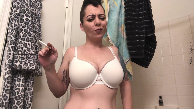 Nikki's Fetishes: Büyük üvey kız kardeş sigara içerken yakalandı