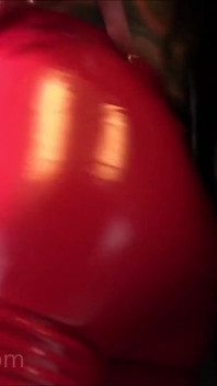 Adorazione del culo rotondo in pvc lucido rosso