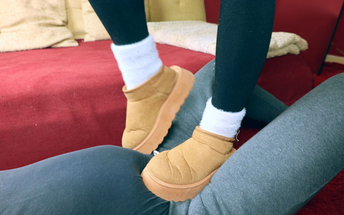 JoZi: Uggs Und Kuschelsocken Schwanz Trampeln, Femdom Jozi Trampling