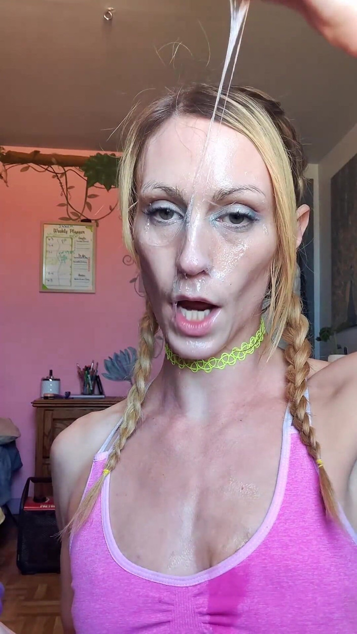 Vanessa Hastings: Vanessa Hastings rommelige spuuggezicht dildo diep in keel