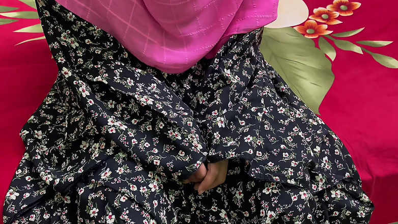 Riya Chowdhury: मेरे घर का मालिक मुझे उसके साथ चुदाई करने की पेशकश करता है