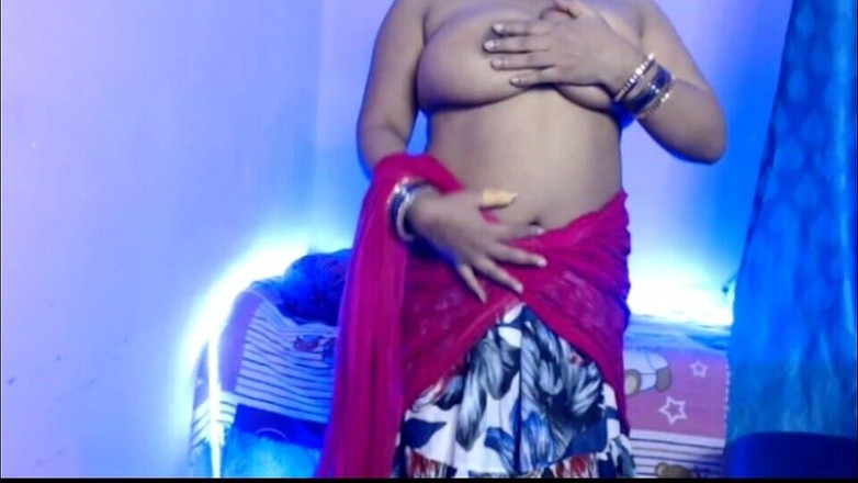 HotGirl21: Desi sexig het tjej öppnade långsamt sina kläder och visade sina...