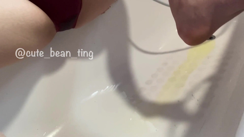 Alice Bean: パンティにおしっこをつけるデスパレーション