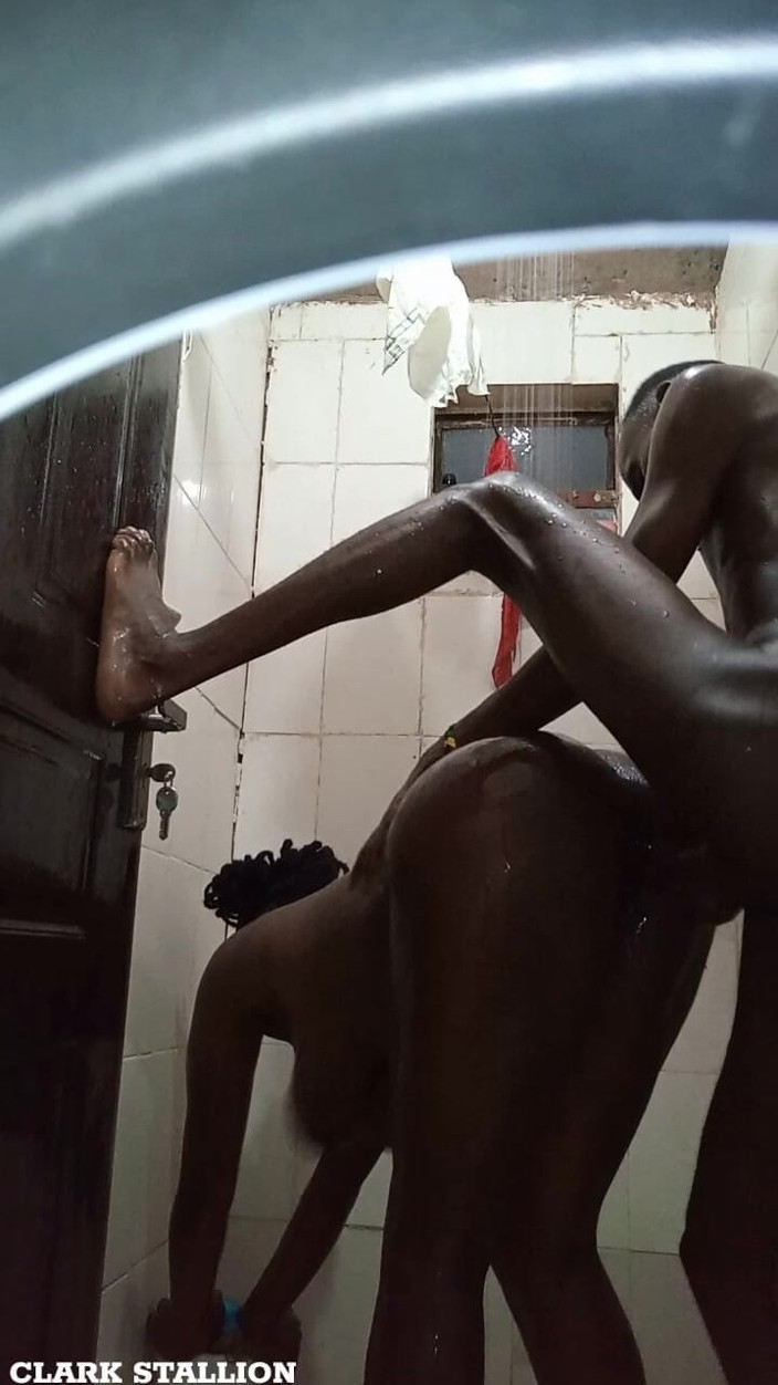 ClarkStallion: Sexe passionné sous la douche dans les toilettes publiques