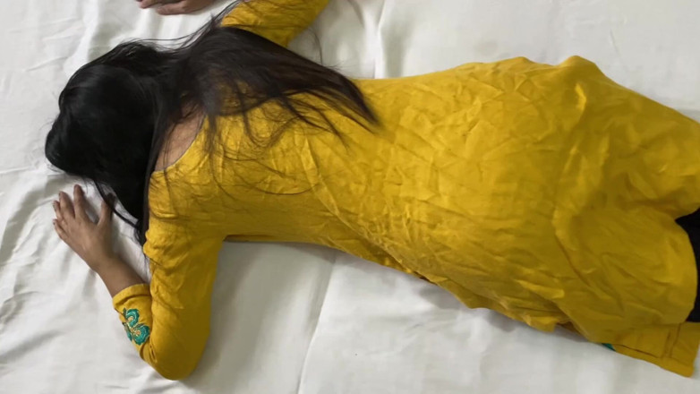 Desifilmy45: Une belle-mère indienne se fait baiser par un vrai beau-fils,...
