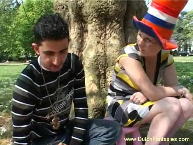 Dutch Fantasies: Geile spex milf zuigt en neukt harde pik