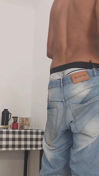Un bricoleur à grosse bite noire baise son trou du cul de MILF