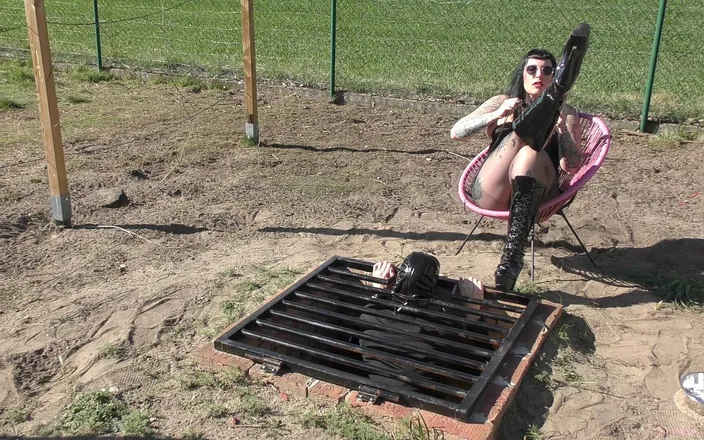 Domina Lady Vampira - SM Studio Femdom Empire: Domme on dugout 1
