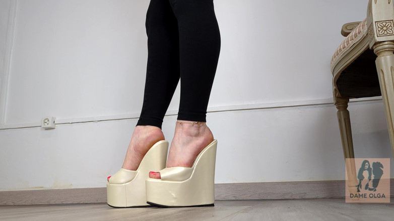 Dame Olga: Koleksi kasut: Platform putih Wedge Mules - Dame Olga (4K) (659)