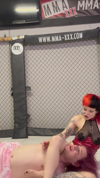 pvc 继母在mma笼子里折磨娘娘腔 - 控制大腿和羞辱