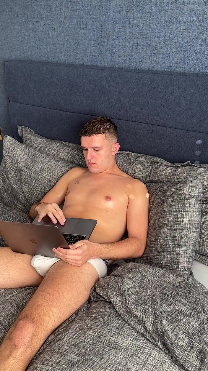 Jak White: Si cewek sange ini lagi asik ngocok kontol sambil work...