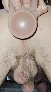 Schattige jongen neukt zichzelf met een dildo kont sperma