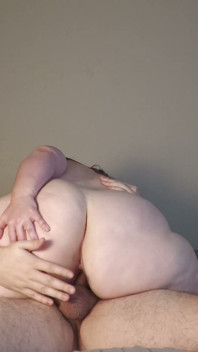 Bbw zuigt en neukt grote pik met creampie-einde
