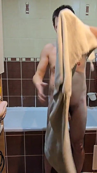 Terapia De Agua Caliente: Tiempo De Ducha Privada Del Chico Peludo Después Del Trabajo