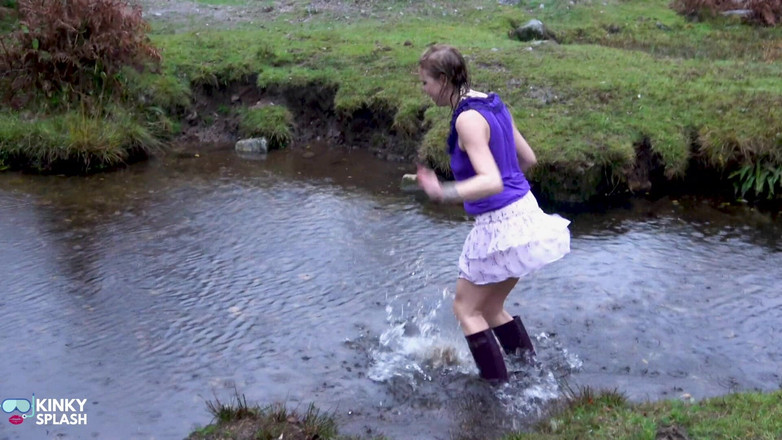 UKCuteGirl: Welly sploshing in stiefeln und ohne höschen!