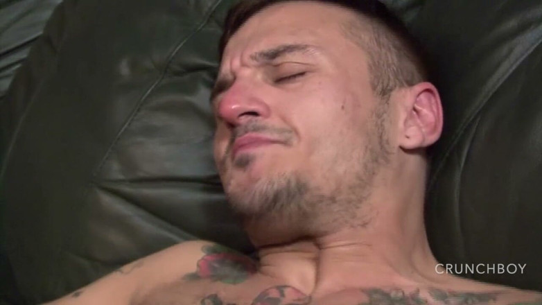 FETISH BDSM STUDIO: Băieți tatuați și cu piercing în sex fără prezervativ