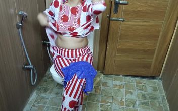 Hindi Teen Stepson Sneakes Behind Stepmom Changing Clothes and She Likes This in Hindi Audio
