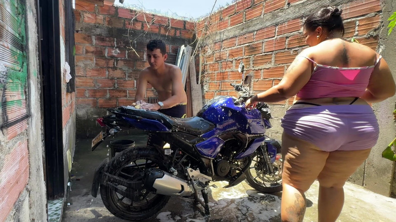 Lexly_16: 내 이웃은 내가 씻는 것을 도와준 다음 나를 정말 멋지게 박아줍니다