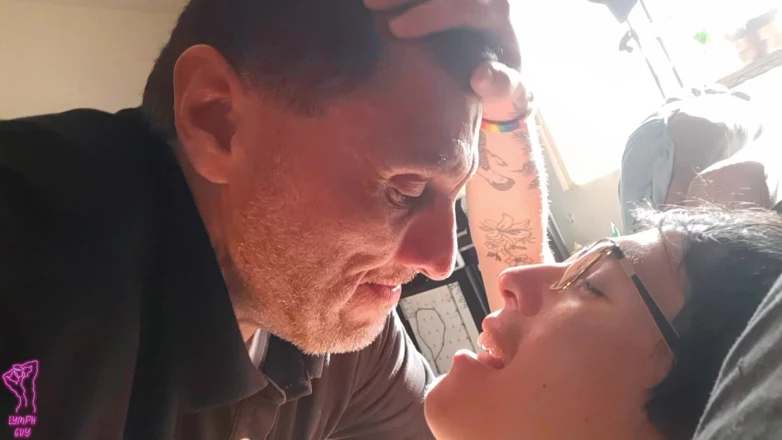 Lymph Guy: 爸爸独自在家时吮吸他的男孩的鸡巴