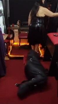 Madura dominatrix se enfrenta a esclavo atado con choque de coño goteando